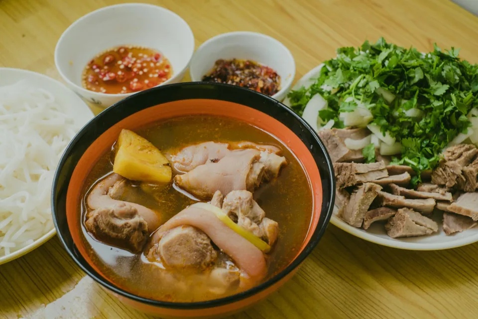 Phần cơm trưa gọn gàng, đủ món mặn canh rau — khách ăn xong